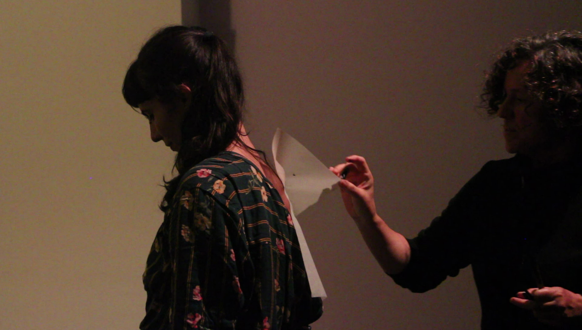 Performance Cauterografías de Marta Azparren. «Performance como desenho, desenho como perfomance», programa de performance con curadoría de José Alberto Ferreira, paralelo a la exposición «Studiolo XXI, desenho e afinidades», con curadoría de Fátima Lambert. Un proyecto del Centro de Arte e Cultura de la Fundação Eugénio de Almeida, realizado el 10 de Mayo 2019.