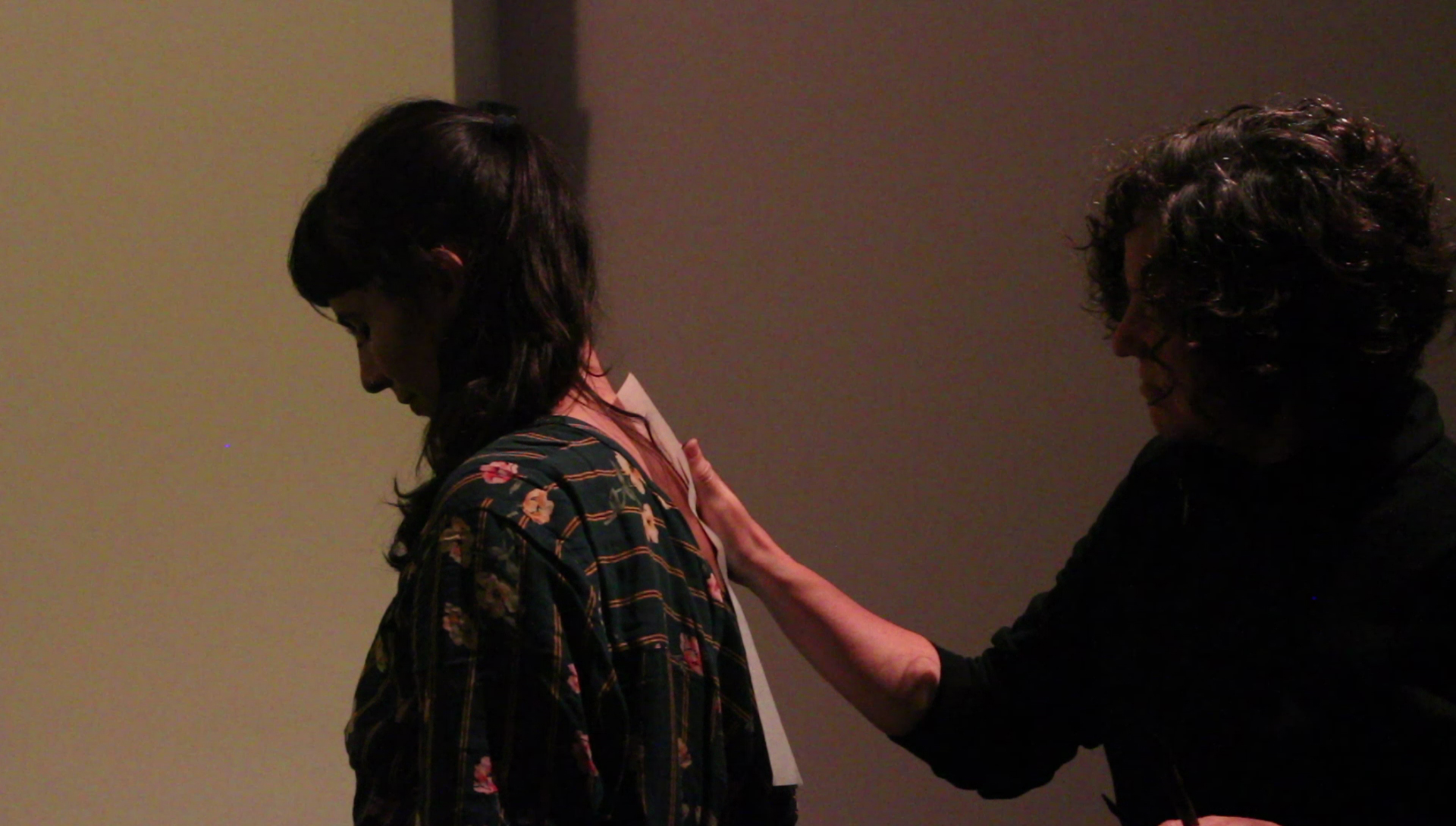 Performance Cauterografías de Marta Azparren. «Performance como desenho, desenho como perfomance», programa de performance con curadoría de José Alberto Ferreira, paralelo a la exposición «Studiolo XXI, desenho e afinidades», con curadoría de Fátima Lambert. Un proyecto del Centro de Arte e Cultura de la Fundação Eugénio de Almeida, realizado el 10 de Mayo 2019.