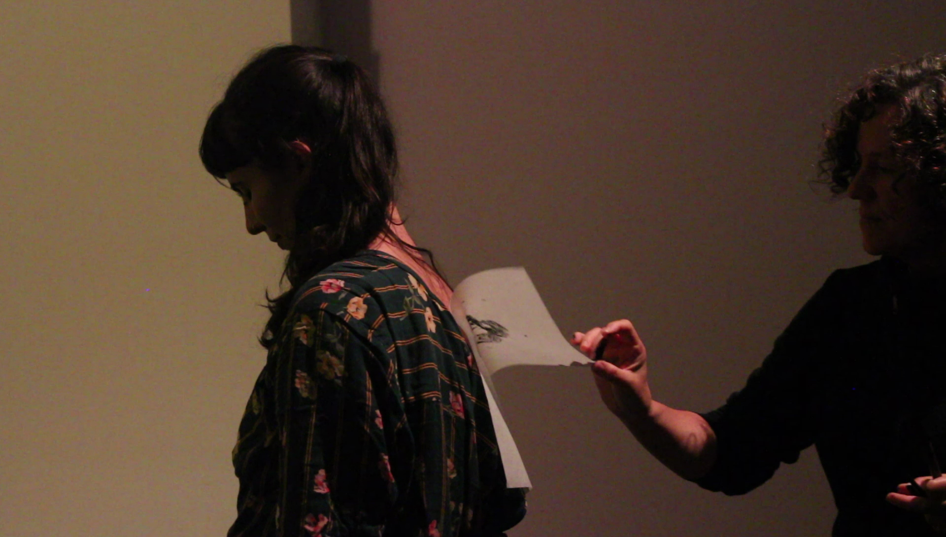 Performance Cauterografías de Marta Azparren. «Performance como desenho, desenho como perfomance», programa de performance con curadoría de José Alberto Ferreira, paralelo a la exposición «Studiolo XXI, desenho e afinidades», con curadoría de Fátima Lambert. Un proyecto del Centro de Arte e Cultura de la Fundação Eugénio de Almeida, realizado el 10 de Mayo 2019.