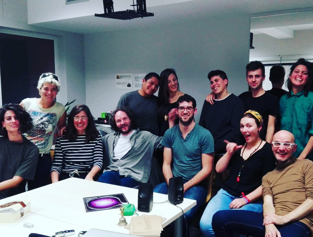Conferencia performativa /juego en el local de la Asociación Harrotu, Pamplona, Navarra. Como parte de la residencia OB-SKENA 2018 en Centro Huarte.