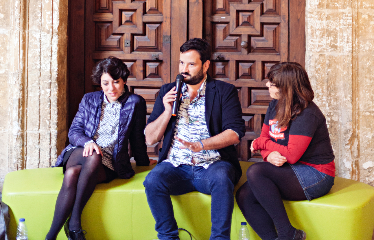 Conferencia performativa/juego de las Moradas en el Claustro del Museo Arqueológico de Oviedo dentro del Muyeres Fest 2018. Conferenciantes jugadoras: la editora de Continta me Tienes Sandra Cendal, el escritor Roy Galán y la poeta asturiana Alba G.