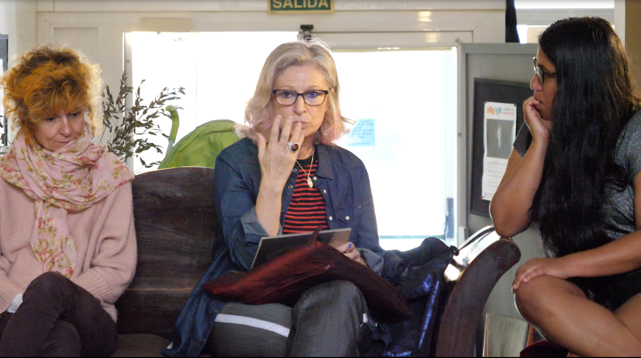 Conferencia performativa/juego de las Moradas en el Umbral de Primavera dentro del Festival Surge de Madrid  2018. Conferenciantes jugadoras: la coreógrafa Claudia Faci, la directora Sara Molina y la escritora Gabriela Wiener.