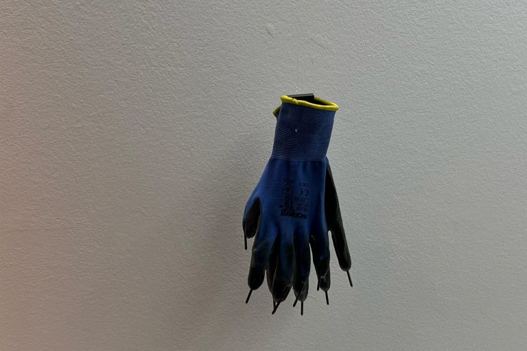 guantes con punzones